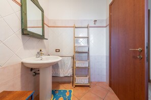 Douche, sèche-cheveux, serviettes fournies