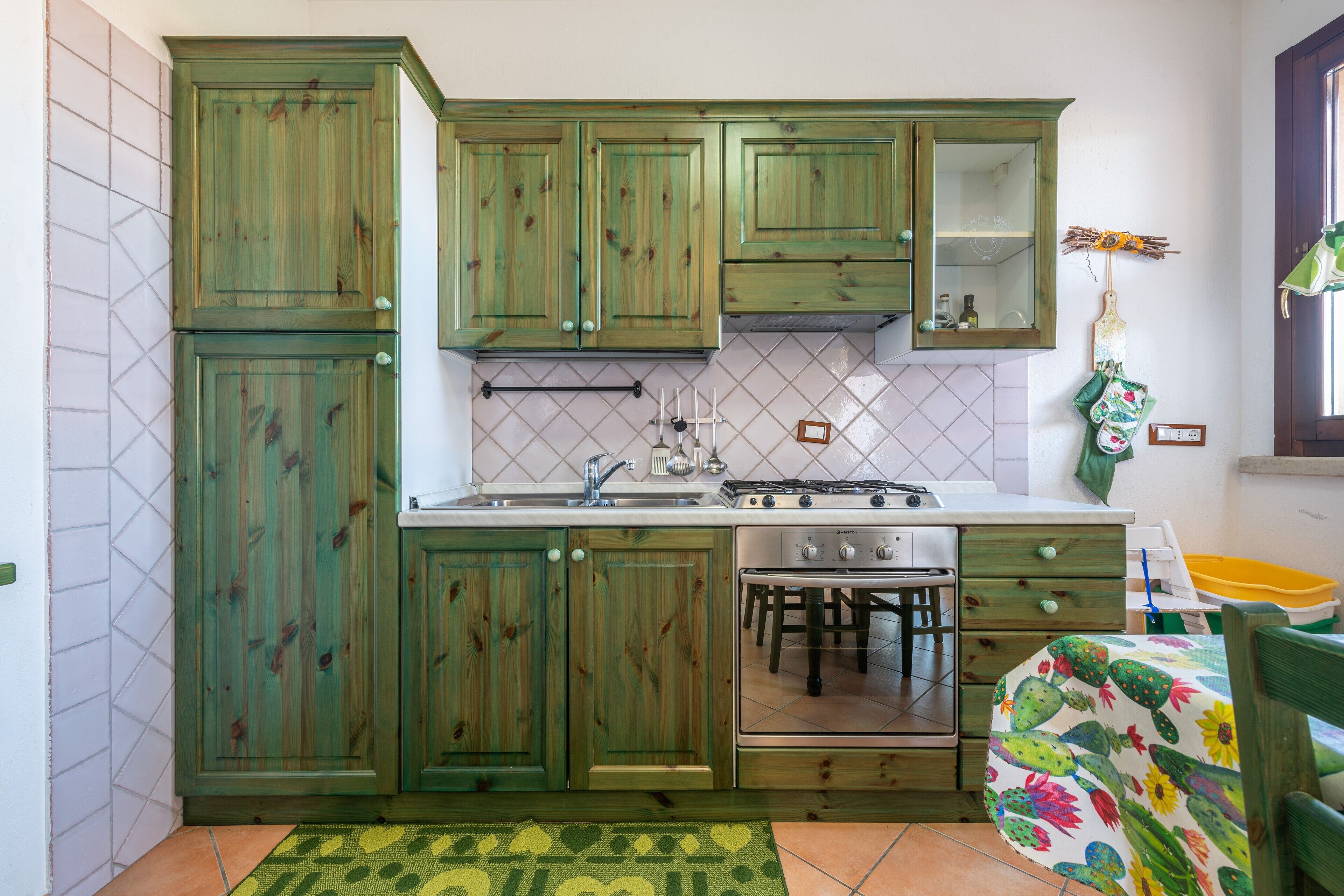 Fridge, oven, stovetop, coffee/tea maker