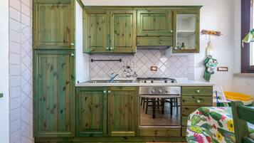 Fridge, oven, stovetop, coffee/tea maker