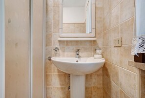 Dusch, gratis toalettartiklar, hårtork och handdukar