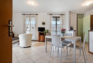 Dining - Apartment "Stella del Garda 1" with Balcony & Wi-Fi (Tignale)