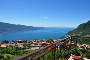Property grounds - Apartment "Stella del Garda 1" with Balcony & Wi-Fi (Tignale)