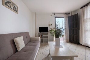 TV - Apartment "Stella del Garda 2" with Lake and Mountain View, Terrace, Garden & Wi-Fi (Tignale)