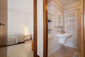 Chuveiro, secador de cabelo, toalhas de banho 