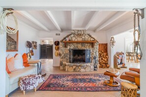Smart-TV, Kamin, Bücher, Stereoanlage