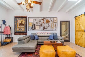 Smart TV, fireplace, books, stereo - Secluded 10 Acre Desert Ranch with Hot Tub, Plunge Pool, EV Charger & BBQ (Morongo Valley)
