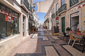 Outdoor dining - "Faro City Center Apartment II" with Wi-Fi (Faro)