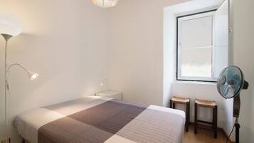 1 slaapkamer, een strijkplank/strijkijzer, gratis wifi, beddengoed