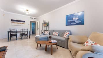 Een televisie, een dvd-speler en een stereo