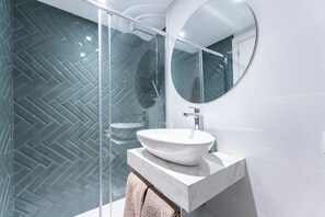 Bathtub, hair dryer, towels - Apartment "Pino Golf Garden" with Pool, Wi-Fi, Garden & Terrace (Elviria)