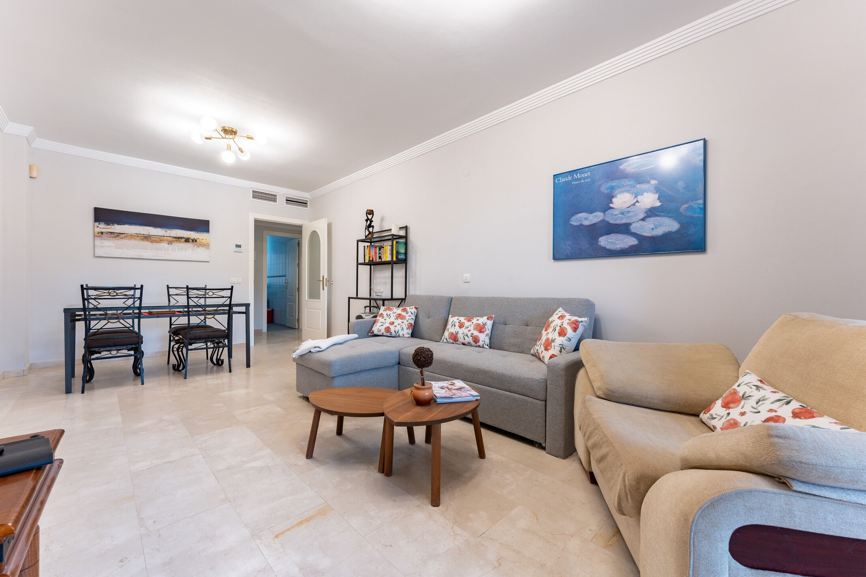 Una televisión, un reproductor de DVD, un reproductor estéreo