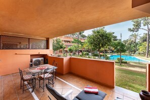 Outdoor dining - Apartment "Pino Golf Garden" with Pool, Wi-Fi, Garden & Terrace (Elviria)