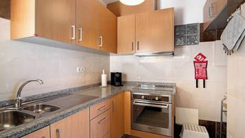 雪櫃、微波爐、焗爐、爐具