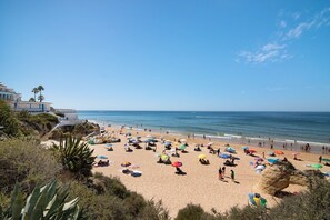 Una spiaggia nelle vicinanze
