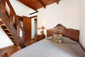 5 bedrooms, iron/ironing board, free WiFi, bed sheets - Pet-Friendly Vacation Home 'Miramar' with Garden, Private Pool, Terrace & Wi-Fi (Almogia)