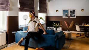 Una sala de estar moderna con un sofá azul, una mesa de centro y una chimenea.