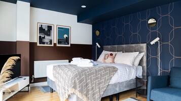 Een bureau, een strijkplank/strijkijzer, gratis wifi, beddengoed