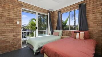 2 slaapkamers, een strijkplank/strijkijzer, beddengoed