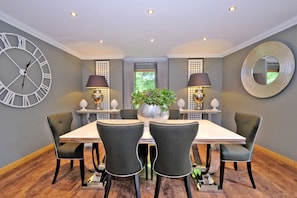 Comfort Apartment (3 Bedrooms) | In-room dining - Stunning Family Home in Cults, Aberdeen (Aberdeen)