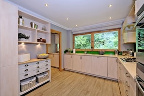 Comfort Apartment (3 Bedrooms) | Private kitchen - Stunning Family Home in Cults, Aberdeen (Aberdeen)
