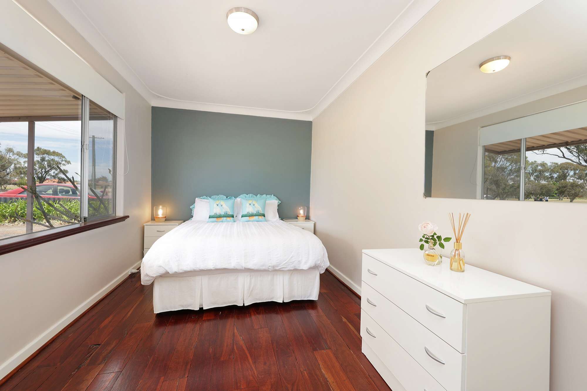 Renovated waterfront cottage, opposite park, boat ramp