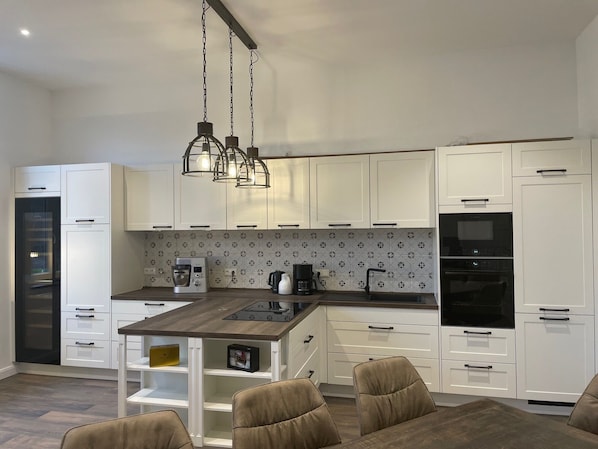 Réfrigérateur, un four, surface de cuisson, lave-vaisselle