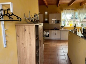 Fridge, microwave, oven, stovetop - Gemütlicher Bungalow am Meer in Pepelow (Pepelow)