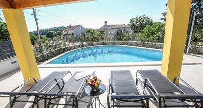 Chic holiday home with pool , 2 km from the sea