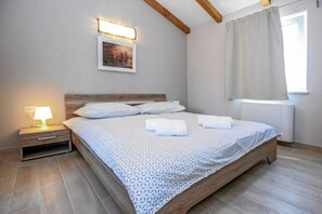 3 slaapkamers, een strijkplank/strijkijzer, wifi, beddengoed