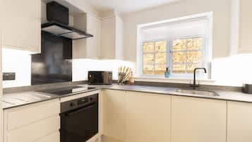 Apartment | Dapur peribadi | Cerek elektrik, pembakar roti, kerusi tinggi
