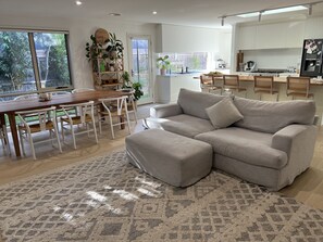 Smart TV, printers - Entire House with Spa and 4 bedrooms (Torquay)