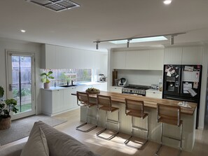 Fridge, microwave, oven, dishwasher - Entire House with Spa and 4 bedrooms (Torquay)