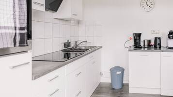 Kühlschrank, Ofen, Herdplatte, Geschirrspüler