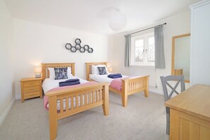 3 Schlafzimmer, Schreibtisch, Bügeleisen/Bügelbrett, Reisekinderbett