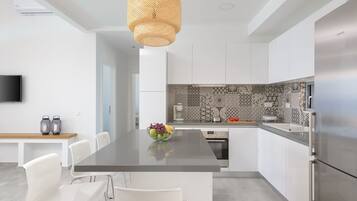 Réfrigérateur, micro-ondes, four, plaque de cuisson