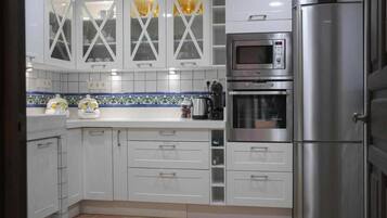 Frigorífico, microondas, horno y placa de cocina