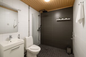 City Studio | Bathroom | Shower, rainfall showerhead, hair dryer, bidet