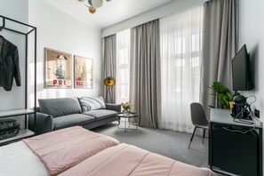 Premium Quadruple Room | Hypo-allergenic bedding, cots/infant beds, travel cot, free WiFi - Old Town Residence - Premium Aparthotel (Kraków)