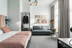Premium Quadruple Room | Living area | 43-inch Smart TV with digital channels, TV - Old Town Residence - Premium Aparthotel (Kraków)