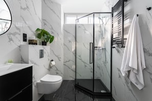 Douche, séchoir à cheveux, serviettes fournies, savon