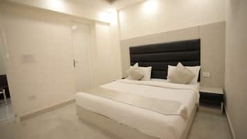 1 BHK Service Apartment | 1 dormitorio, ropa de cama de alta calidad, escritorio