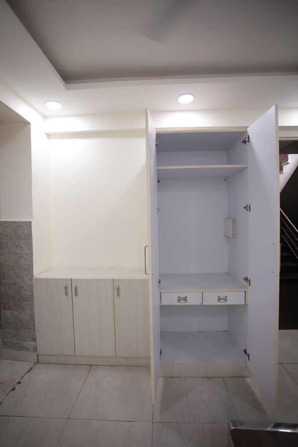 1 bedroom, premium bedding, desk, rollaway beds