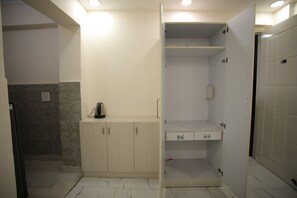 1 bedroom, premium bedding, desk, rollaway beds