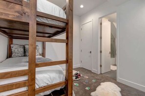 4 bedrooms, iron/ironing board, WiFi, bed sheets