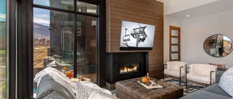 Fernseher, Kamin, Arbeitsbereiche
