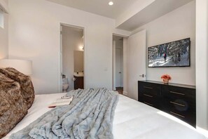 4 bedrooms, iron/ironing board, WiFi, bed sheets