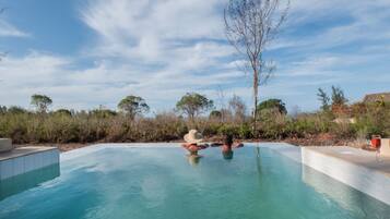 4 piscinas externas, guarda-sóis, espreguiçadeiras