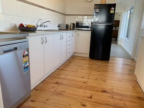 Fridge, microwave, dishwasher, electric kettle - House on the beach with the most amazing views (Portarlington)