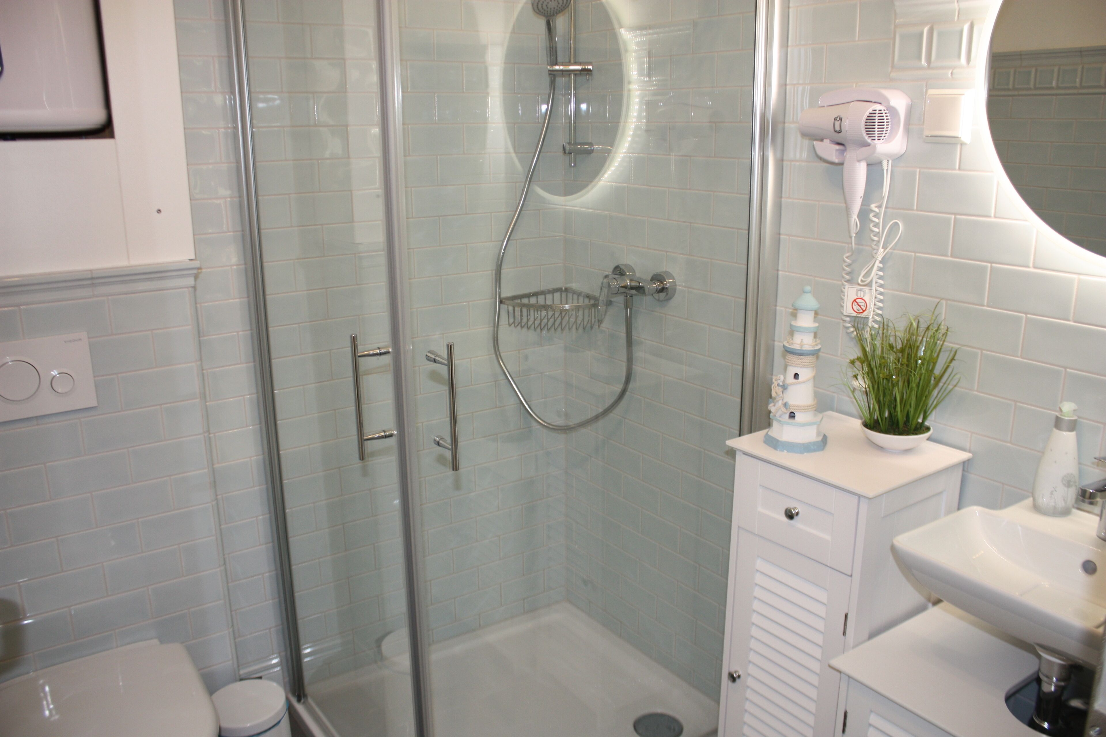 Dusche, Haartrockner, Handtücher, Seife