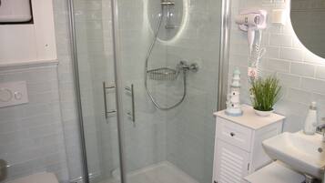 Dusche, Haartrockner, Handtücher, Seife